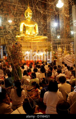 31Th Dicembre , 2012 . Bangkok , Thailandia . Buddisti di trascorrere il Capodanno il conto alla rovescia da canti e offrendo preghiere di Wat Suthat tempio a Bangkok. Foto Stock