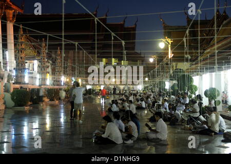 31Th Dicembre , 2012 . Bangkok , Thailandia . Buddisti di trascorrere il Capodanno il conto alla rovescia da canti e offrendo preghiere di Wat Suthat tempio a Bangkok. Foto Stock