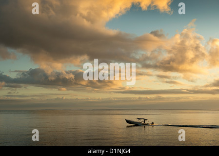 Battello motorizzato di lasciare il porto di Ankify dopo l'alba. Ankify, Madagascar. Foto Stock