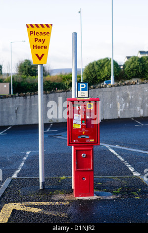 Macchina biglietto presso un parcheggio auto a pagamento Foto Stock