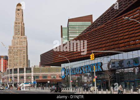 Barclays Center è un multi-purpose indoor arena a Brooklyn, New York. Williamsburg Savings Bank Tower è a sinistra. Foto Stock