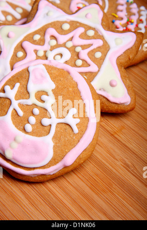 In casa biscotti di Natale decorati con glassa colorata Foto Stock