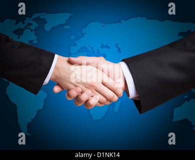 Primo piano di una business agitare a mano tra due colleghi Foto Stock