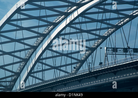 Close-up del Van Brienenoord bridge. Rotterdam, Paesi Bassi. Foto Stock