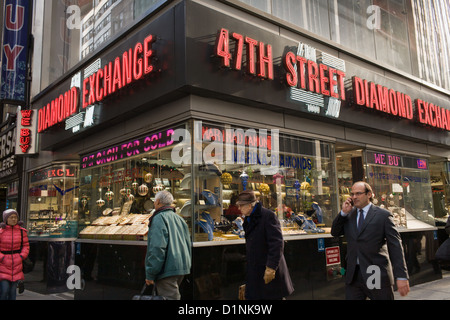 La 47th Street West di Fifth Avenue è Diamond District, Manhattan New York City Foto Stock