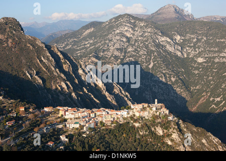 VISTA AEREA. Arroccato borgo medievale su uno sperone roccioso alto sopra la valle Var. Bonson, il backcountry della Costa Azzurra, Francia. Foto Stock