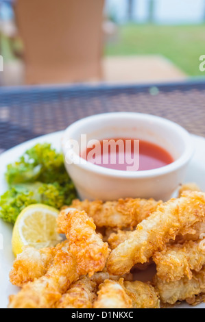 Calamari fritti con salsa piccante piatto Foto Stock