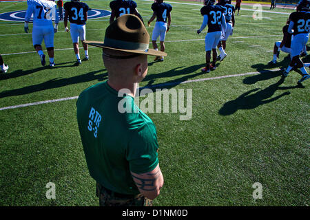 Corey Cooper, una vasta ricevitore per la costa Est Team per la Semper Fidelis ciotola All-American e una di Raleigh, North Carolina, nativo, bracci rigidi un difensore durante la prima pratica dic. 31, a Fullerton College Football Campo in Fullerton, Calif. Il 2013 Semper Fidelis ciotola All-American sarà nazionalmente teletrasmesso in diretta sulla rete di NFL da Home Depot Center di Carson, California, a 6 p.m. (PST) Gennaio 4, 2013. Corey Cooper è una Raleigh, North Carolina, nativo ed assiste Millbrook High School. (US Marine Corps photo by Staff Sgt. Clinton Firstbrook) Foto Stock