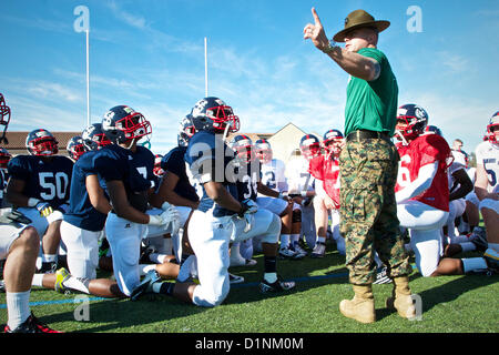 Corey Cooper, una vasta ricevitore per la costa Est Team per la Semper Fidelis ciotola All-American e una di Raleigh, North Carolina, nativo, bracci rigidi un difensore durante la prima pratica dic. 31, a Fullerton College Football Campo in Fullerton, Calif. Il 2013 Semper Fidelis ciotola All-American sarà nazionalmente teletrasmesso in diretta sulla rete di NFL da Home Depot Center di Carson, California, a 6 p.m. (PST) Gennaio 4, 2013. Corey Cooper è una Raleigh, North Carolina, nativo ed assiste Millbrook High School. (US Marine Corps photo by Staff Sgt. Clinton Firstbrook) Foto Stock