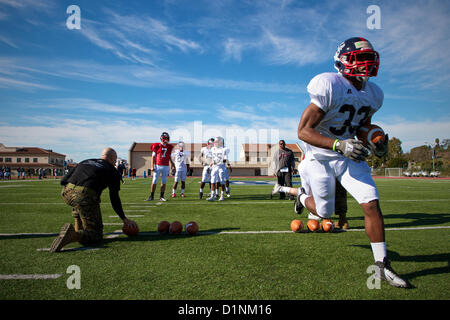 Corey Cooper, una vasta ricevitore per la costa Est Team per la Semper Fidelis ciotola All-American e una di Raleigh, North Carolina, nativo, bracci rigidi un difensore durante la prima pratica dic. 31, a Fullerton College Football Campo in Fullerton, Calif. Il 2013 Semper Fidelis ciotola All-American sarà nazionalmente teletrasmesso in diretta sulla rete di NFL da Home Depot Center di Carson, California, a 6 p.m. (PST) Gennaio 4, 2013. Corey Cooper è una Raleigh, North Carolina, nativo ed assiste Millbrook High School. (US Marine Corps photo by Staff Sgt. Clinton Firstbrook) Foto Stock