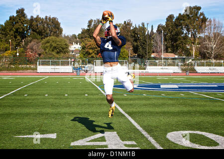 Corey Cooper, una vasta ricevitore per la costa Est Team per la Semper Fidelis ciotola All-American e una di Raleigh, North Carolina, nativo, bracci rigidi un difensore durante la prima pratica dic. 31, a Fullerton College Football Campo in Fullerton, Calif. Il 2013 Semper Fidelis ciotola All-American sarà nazionalmente teletrasmesso in diretta sulla rete di NFL da Home Depot Center di Carson, California, a 6 p.m. (PST) Gennaio 4, 2013. Corey Cooper è una Raleigh, North Carolina, nativo ed assiste Millbrook High School. (US Marine Corps photo by Staff Sgt. Clinton Firstbrook) Foto Stock