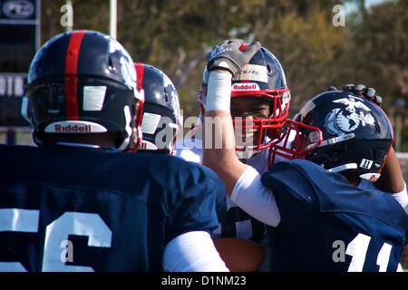 Corey Cooper, una vasta ricevitore per la costa Est Team per la Semper Fidelis ciotola All-American e una di Raleigh, North Carolina, nativo, bracci rigidi un difensore durante la prima pratica dic. 31, a Fullerton College Football Campo in Fullerton, Calif. Il 2013 Semper Fidelis ciotola All-American sarà nazionalmente teletrasmesso in diretta sulla rete di NFL da Home Depot Center di Carson, California, a 6 p.m. (PST) Gennaio 4, 2013. Corey Cooper è una Raleigh, North Carolina, nativo ed assiste Millbrook High School. (US Marine Corps photo by Staff Sgt. Clinton Firstbrook) Foto Stock