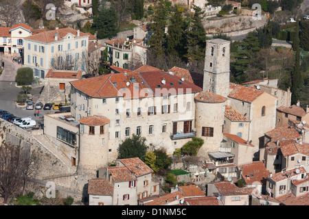 VISTA AEREA. 16 ° secolo castello in cima a un villaggio arroccato. Le Bar-sur-Loup, backcountry della Costa Azzurra, Alpes-Maritimes, Francia. Foto Stock