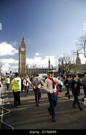 Londra - 01 gennaio: interpreti di prendere parte alla sfilata di Capodanno il 01 gennaio 2013 a Londra, Regno Unito. Più di 10.000 artisti rappresentano per 20 paesi in tutto il mondo. Foto Stock