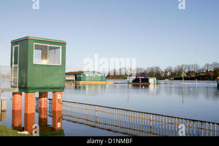 Worcester, Regno Unito. 1a gen, 2013. La casella di giudici a Worcester racecourse ora guarda sull'alluvione il giorno di Capodanno Foto Stock