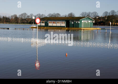 Worcester, Regno Unito. 1a gen, 2013. Inondazione a Worcester racecourse sul primo giorno del nuovo anno. Foto Stock