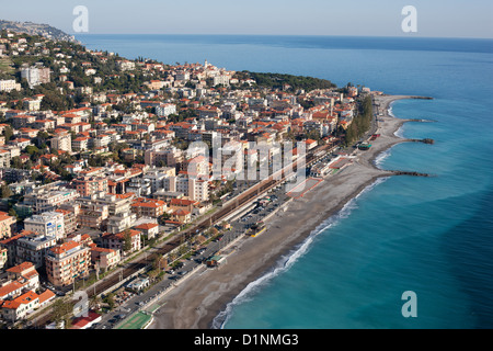 VISTA AEREA. Località balneare di Bordighera. Provincia di Imperia, Liguria, Italia. Foto Stock