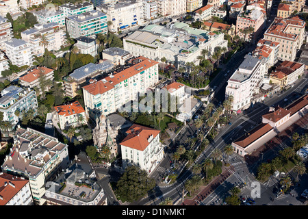 VISTA AEREA. Chiesa ortodossa russa e Casinò Sanremo. San Remo, Provincia di Imperia, Liguria, Italia. Foto Stock