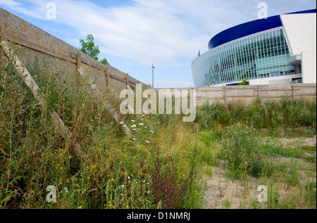 Berlino, Germania, a riposo con staccionata in legno e O2 Foto Stock