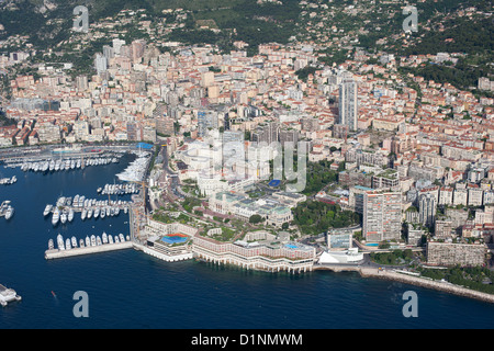 VISTA AEREA. Il Fairmont Hotel (formely Loews Hotel) sul lungomare e il Casino sopra l'hotel. Distretto di Monte-Carlo, Principato di Monaco. Foto Stock