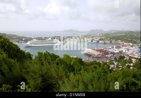 Una vista del porto di Castries, St Lucia, Caraibi, West Indies, con una nave da crociera nel porto Foto Stock