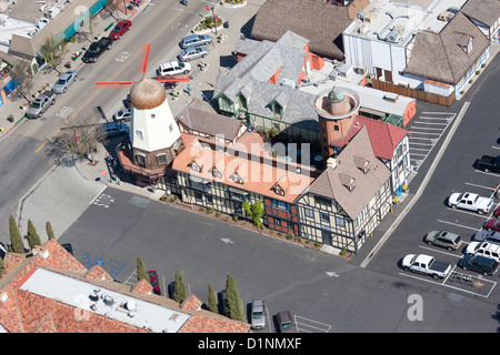 VISTA AEREA. Architettura danese in una città fondata dai coloni danesi. Solvang, Santa Ynez Valley, Santa Barbara County, California, USA. Foto Stock