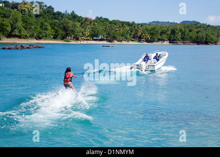 Una ragazza adolescente sci nautico, Windjammer Bay, St Lucia Caraibi, West Indies Foto Stock