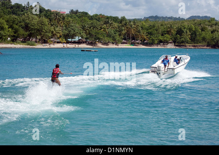 Una ragazza adolescente sci nautico in vacanza, Windjammer Landing, St Lucia, Caraibi, West Indies Foto Stock