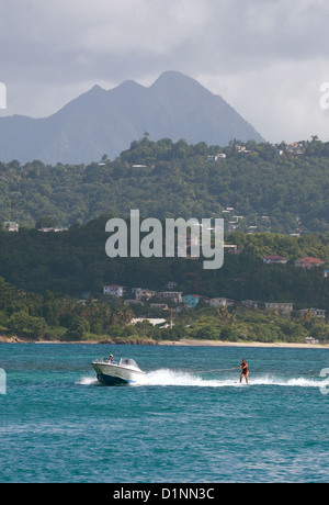 Una ragazza adolescente sci nautico in vacanza, Windjammer Landing, St Lucia, Caraibi, West Indies Foto Stock