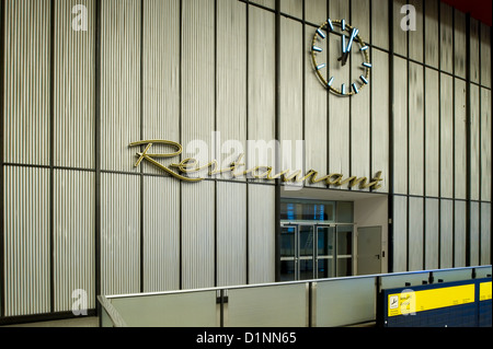 Berlino, Germania, l'entrata dell'aeroporto ristoranti in disuso aeroporto Tempelhof Foto Stock
