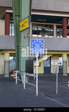 Berlino, Germania, segni sul piano di uscita a Tempelhof Foto Stock