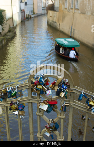 Kampa, Lesser Town, Praga, Repubblica Ceca. Amore lucchetti (amore blocca / desiderio serrature, lucchetto) sulle ringhiere Certovka river Foto Stock