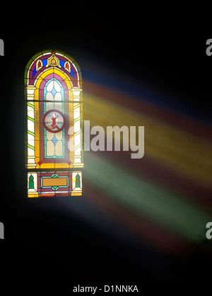Finestra di vetro colorato e raggi di luce Foto Stock