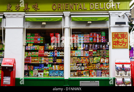 La finestra di visualizzazione di delizie Orientali cinese negozio di alimentari in Soho Chinatown, Londra. Foto Stock