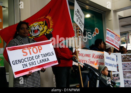 La comunità tamil in Auckland proteste contro le uccisioni di civili Tamil da parte del governo dello Sri Lanka militari. Foto Stock