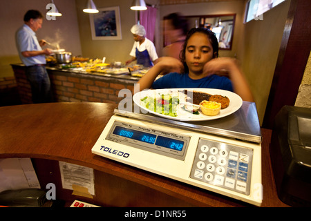 Comida un quilo ristorante in Brasile ristorante a buffet dove si paga secondo quanto il vostro cibo pesa client piatto di pesatura Foto Stock