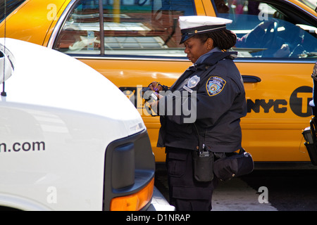 New York City vigile, polizia stradale, questioni di biglietti per il parcheggio a. Foto Stock