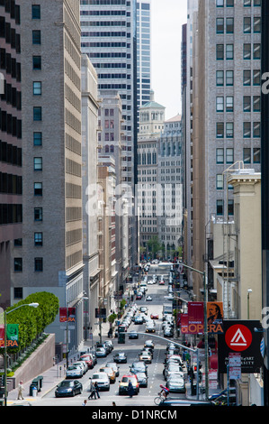 City street view all Pine Street dalla intersezione di pino e Grant Avenue, San Francisco, California Foto Stock