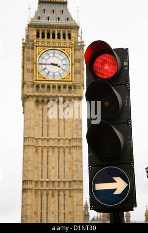 Rosso per fermare il traffico britannico light / segnale in Londra, con il Big Ben e la torre orologio / Parlamento dietro. Regno Unito. Foto Stock