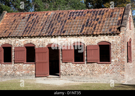 Quarti slave, da Mt. Piacevole, SC, mattone ricordi del passato, con le finestre e le porte aperte per il sole e la brezza marina Foto Stock