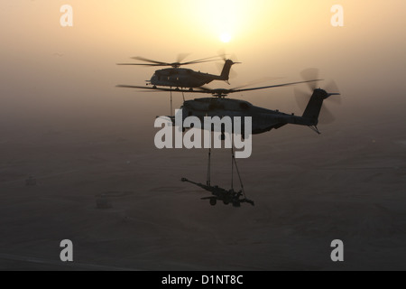 Due Stati Uniti Marine Corps CH-53E Super stalloni con Marine elicottero pesante Squadron (HMH) 361, Marine Aircraft Group 16, terzo aeromobile Marina Wing (avanti), sollevamento esterno M777 obici sulla provincia di Helmand, Afghanistan, Dic 29, 2012. HMH-361 fornito Foto Stock