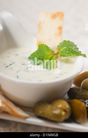 Greco fresco Tzatziki yogurt dip e di pane pita e pickels Foto Stock