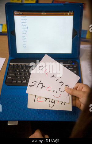 Vista parole per un bambino dislessico sono giustapposti con il computer che ha utilizzato nel tentativo di scandire il loro di dettatura. Foto Stock