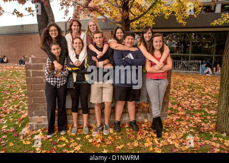 Multi-etnico California alta scuola gli studenti pongono per un compagno di classe la telecamera sulla scuola del campus esterni. Foto Stock