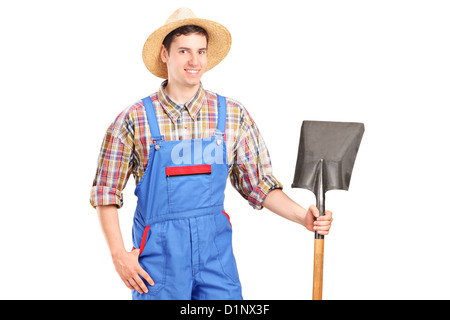 Un maschio lavoratore agricolo tenendo una pala isolati su sfondo bianco Foto Stock