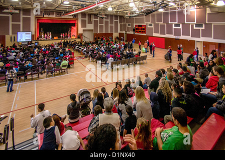 Un folto pubblico assiste un corteo di Natale presso la California School per sordi di Riverside, CA. Foto Stock