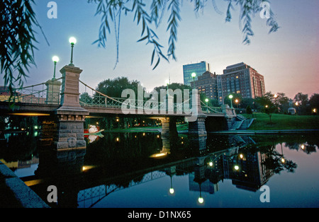 Risalente al 1867, il Boston Public Garden bridge è il più piccolo al mondo ponte di sospensione. Foto Stock