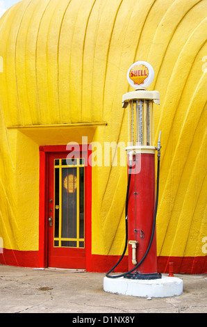 Storica stazione Shell, con la vecchia pompa di benzina, in Winston-Salem, North Carolina. Foto Stock