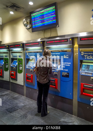 Una ferrovia traveler acquista un biglietto da un distributore automatico in Grand Central Station, New York City. Foto Stock