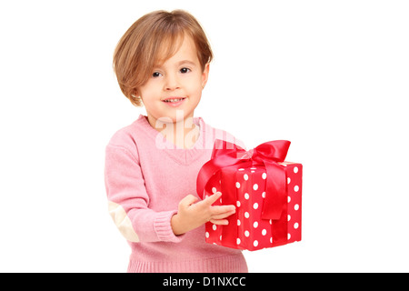 Un bambino sorridente tenendo un dono isolata contro uno sfondo bianco Foto Stock